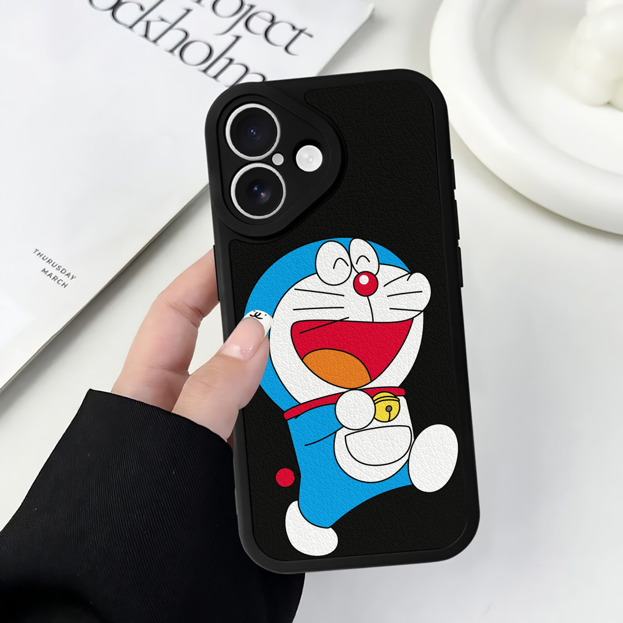 （画像用） ドラえもん Doraemon 【iPhone 16シリーズ対応】シリコンスマホケース（レザー調） 材質：シリコン